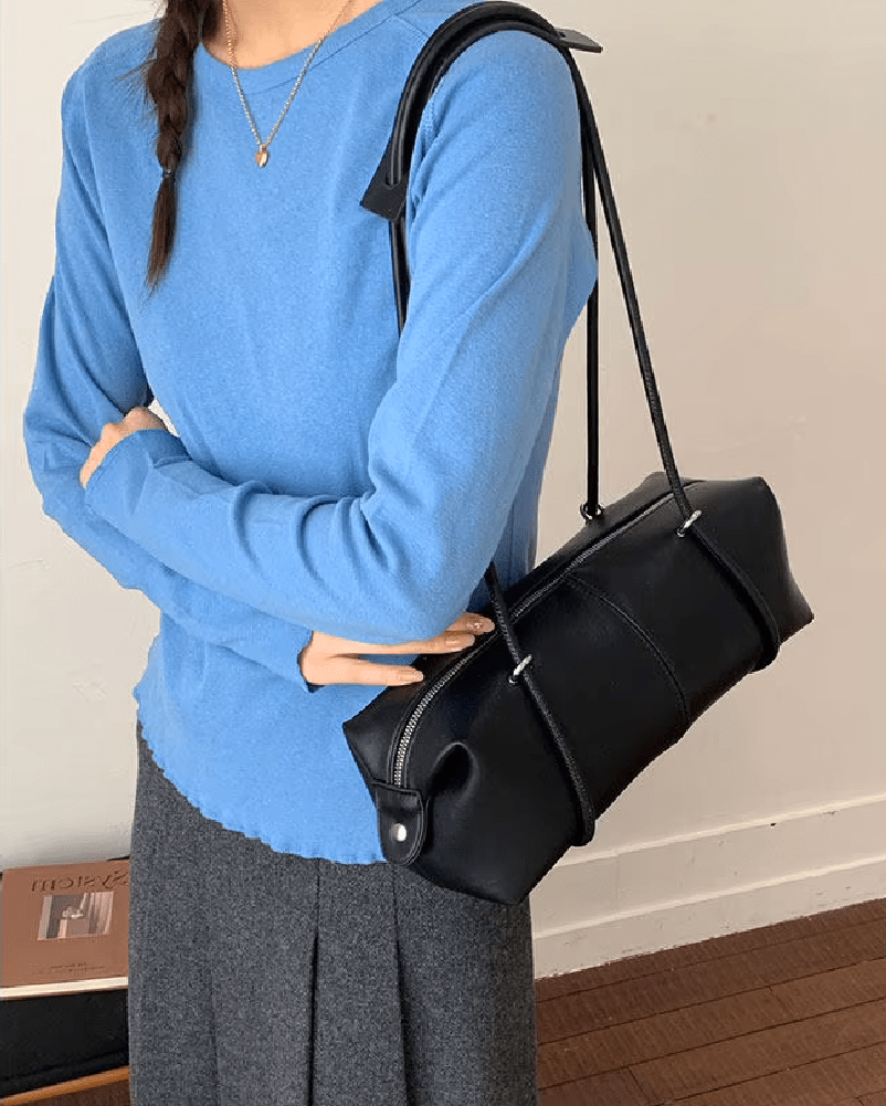 Ada Pillow Boston Bag in black – styled look