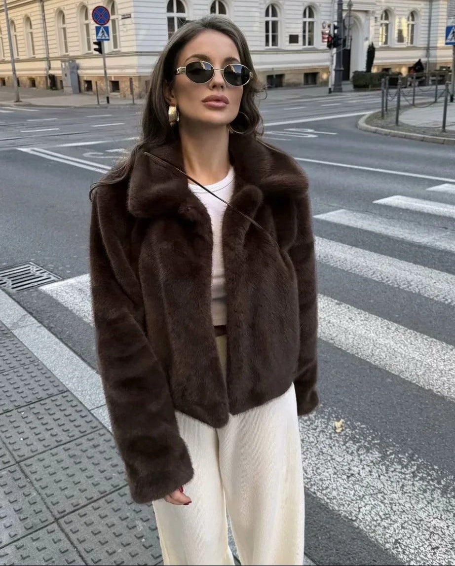 Abby kort kåpe med krage i fuskepels