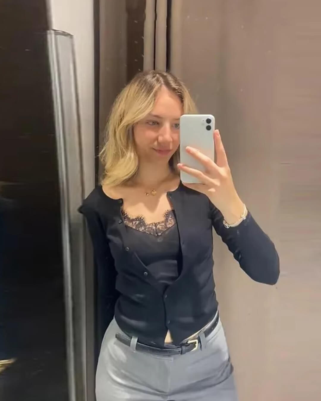 Ada topp med blondedetaljer og paneler