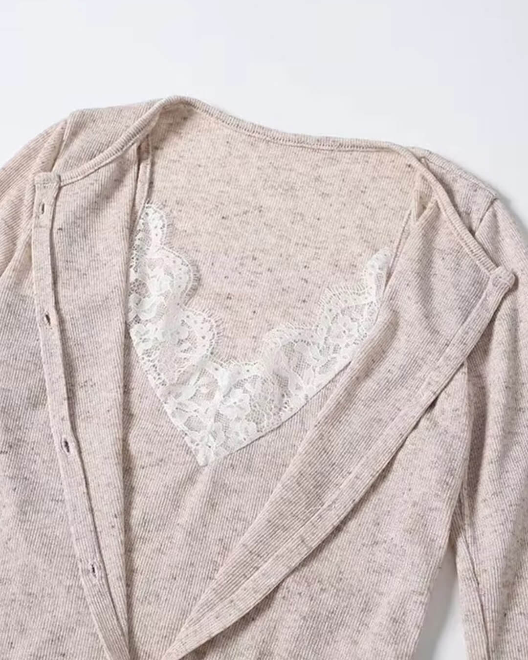 Ada topp med blondedetaljer og paneler