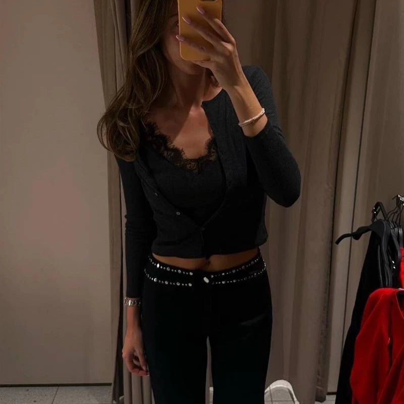 Ada topp med blondedetaljer og paneler