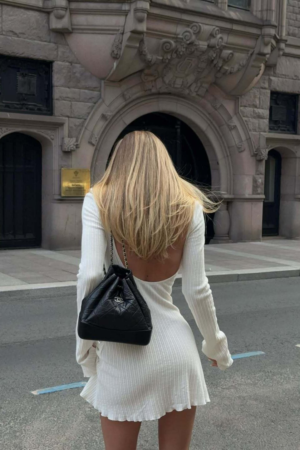 Ailyn minikjole med åpen rygg