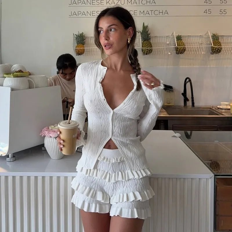 Aira strikket sett med topp og shorts med volangkanter