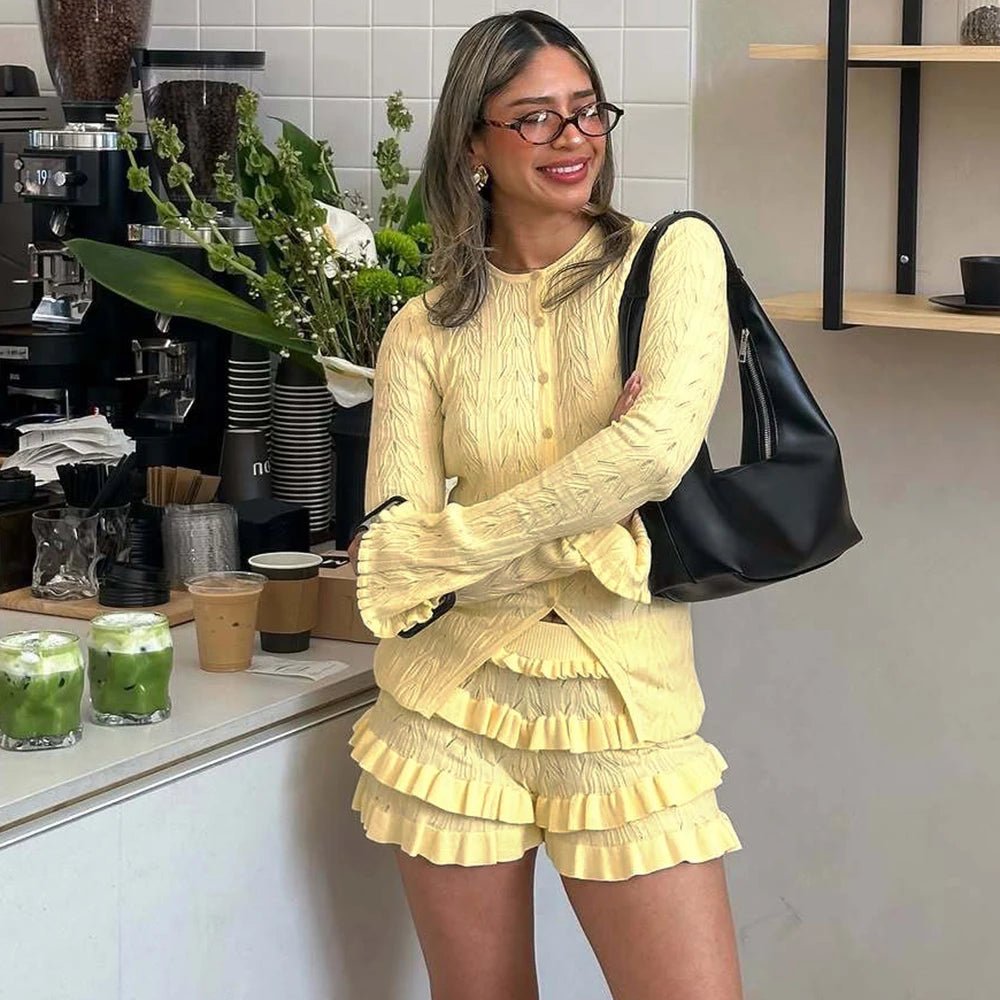 Aira strikket sett med topp og shorts med volangkanter