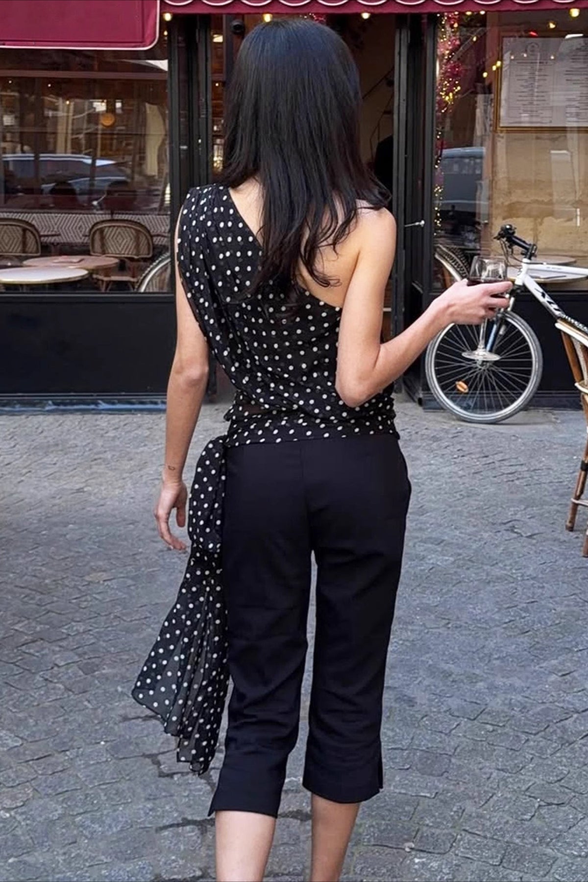Prikkete topp med én skulder fra Angel