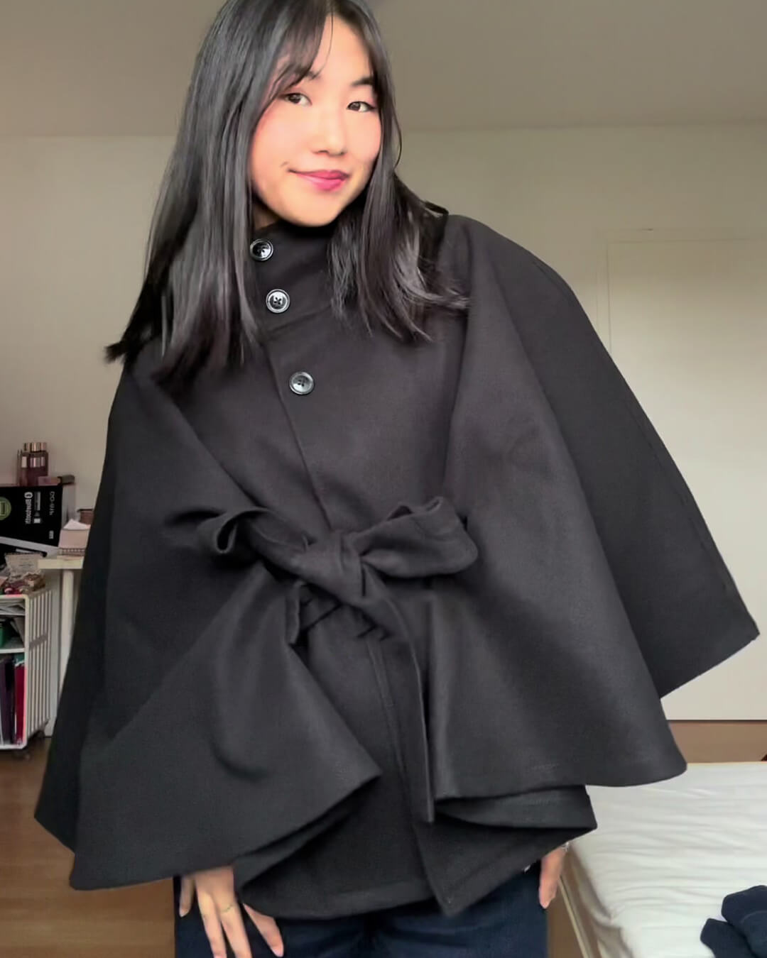 Arianne elegant cape-jakke med høy krage og belte