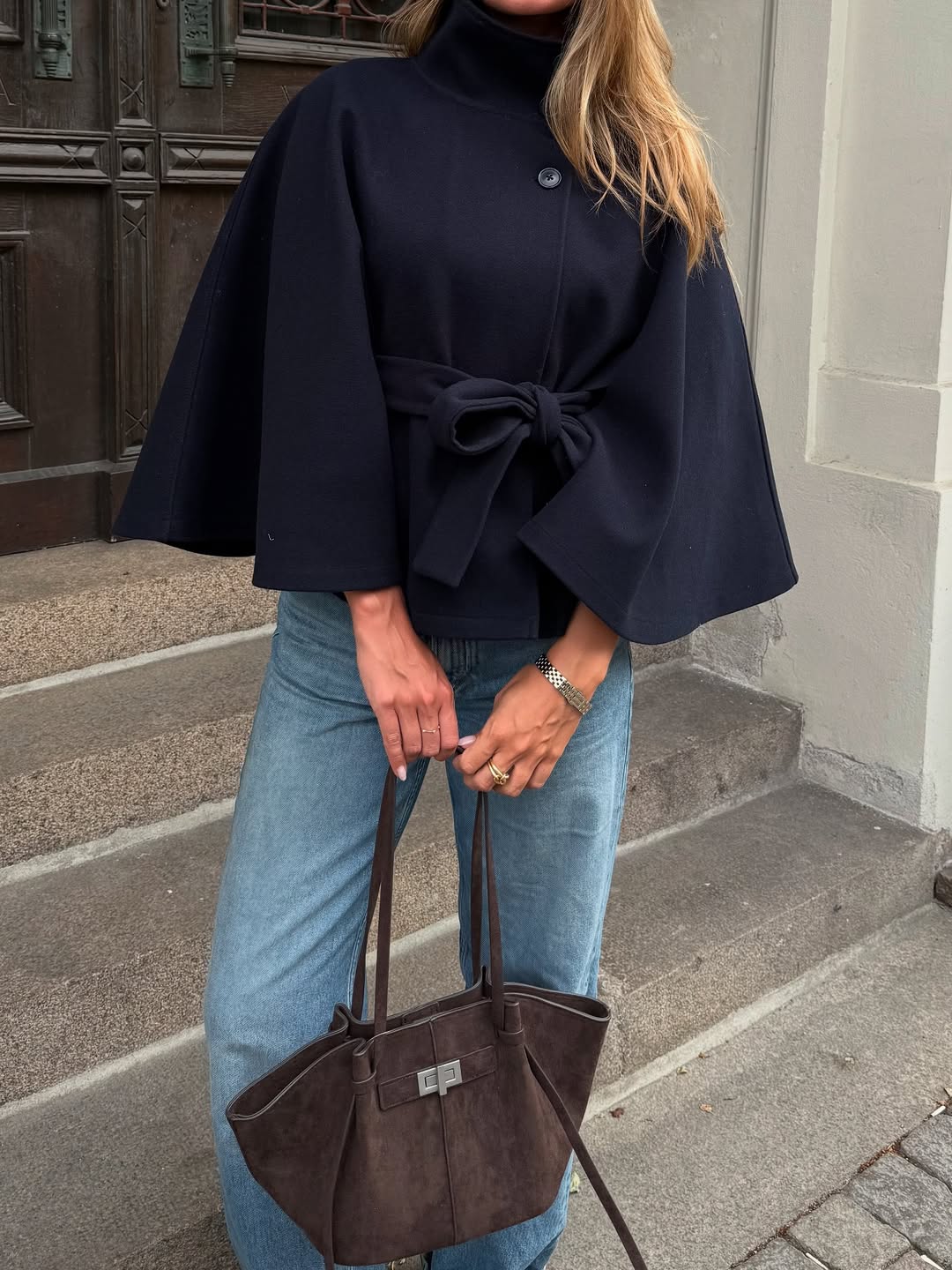 Arianne elegant cape-jakke med høy krage og belte