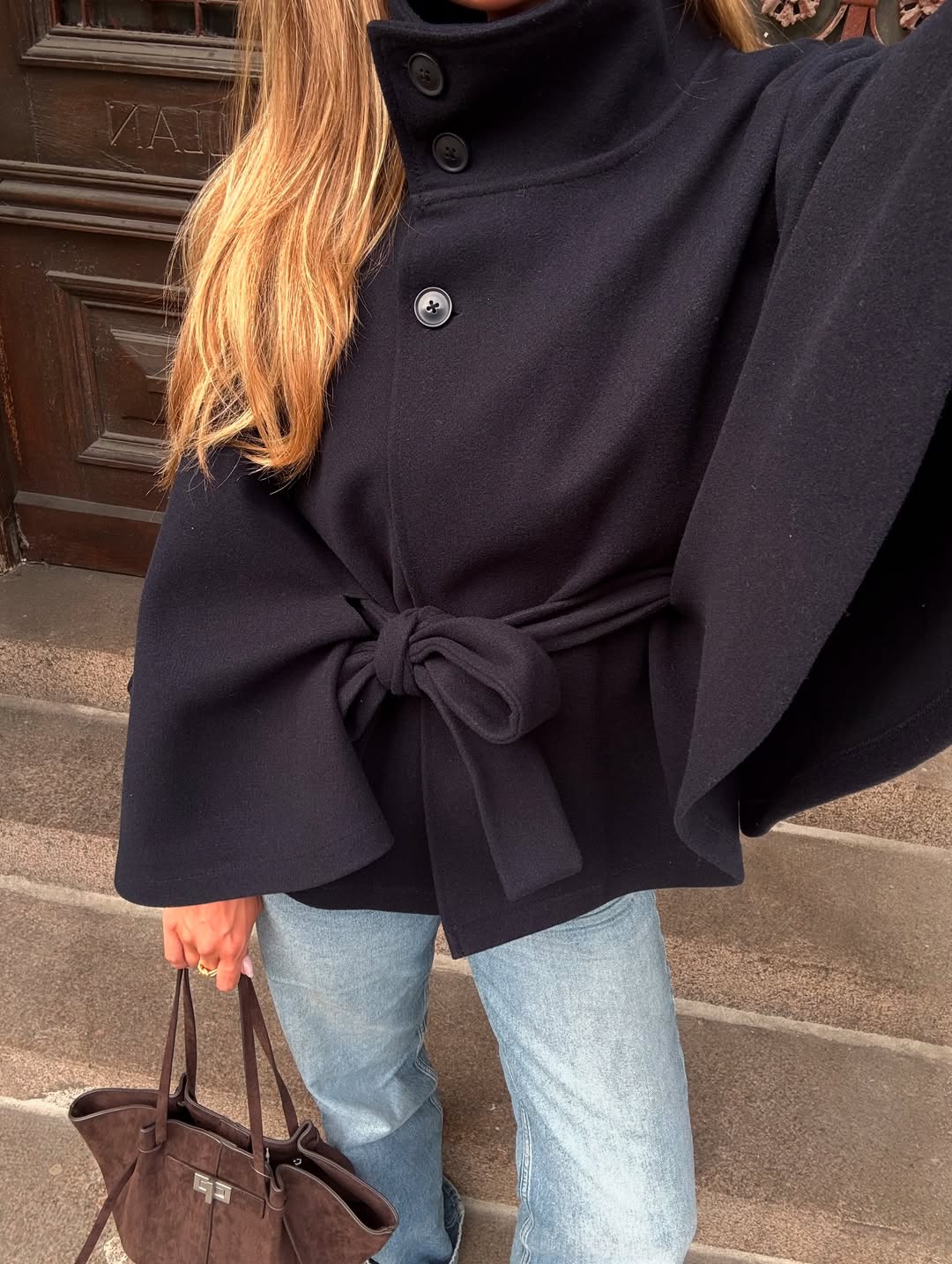 Arianne elegant cape-jakke med høy krage og belte