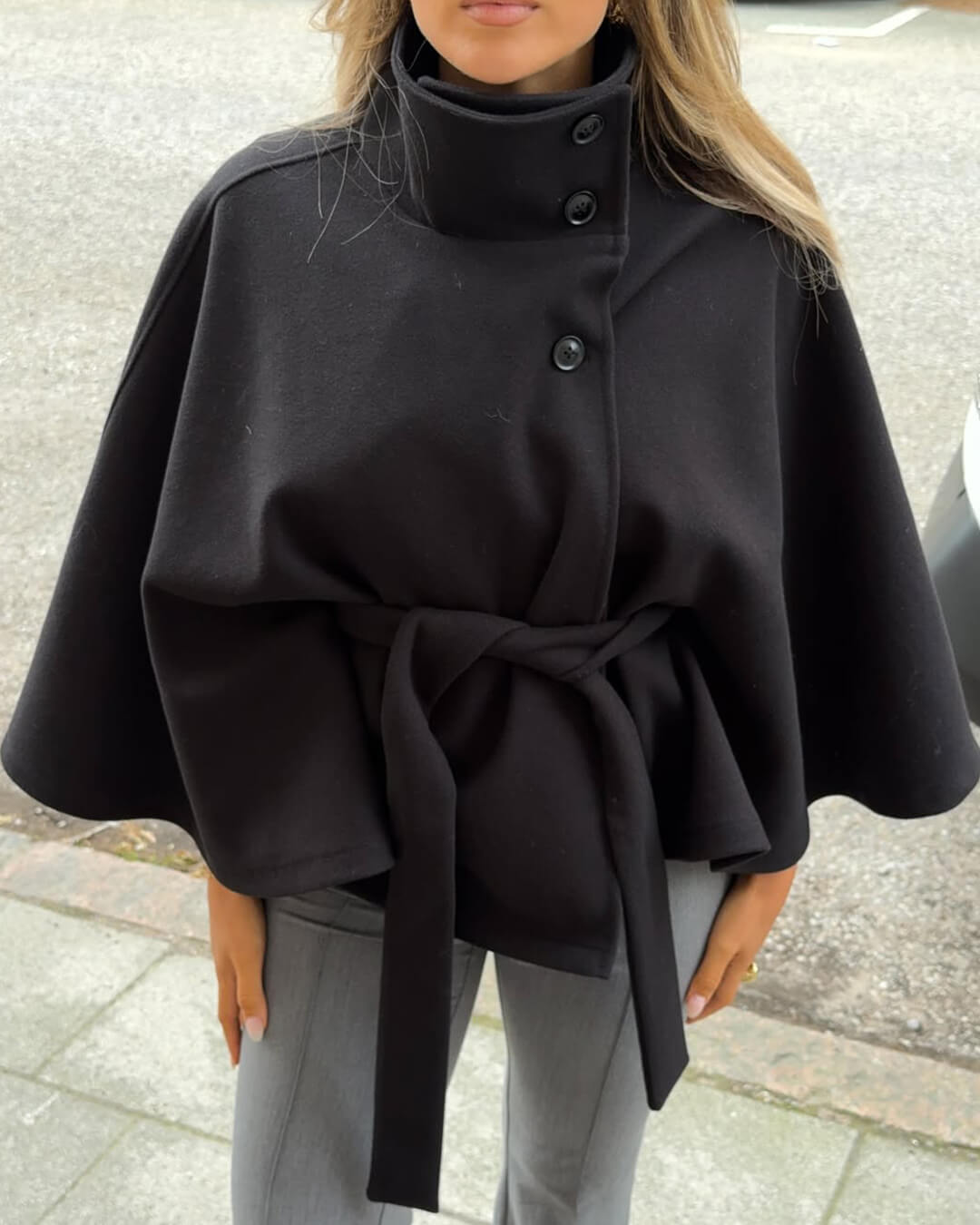 Arianne elegant cape-jakke med høy krage og belte