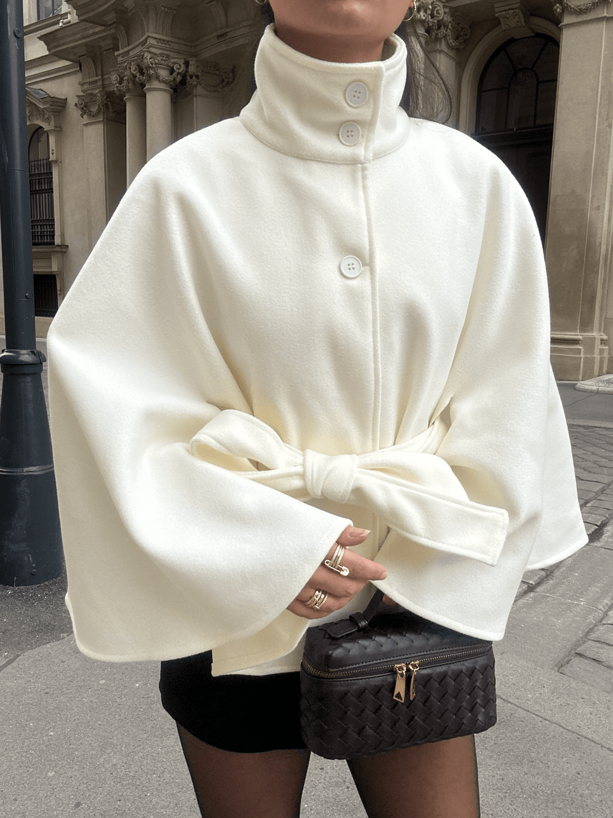 Arianne elegant cape-jakke med høy krage og belte