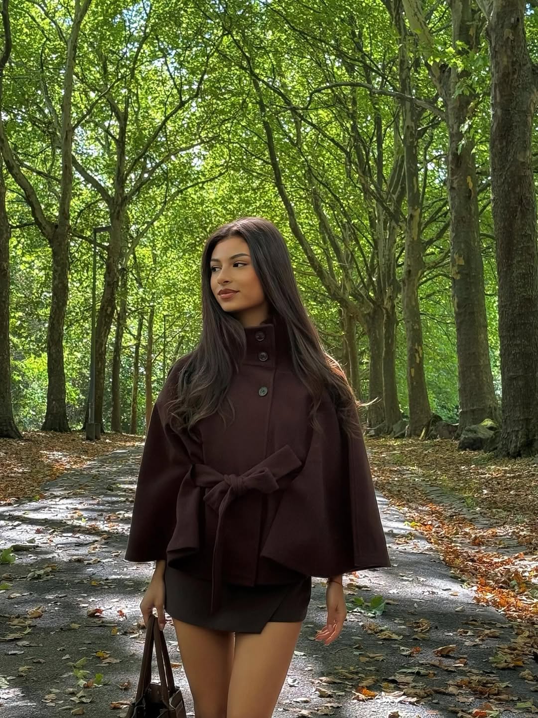 Arianne elegant cape-jakke med høy krage og belte
