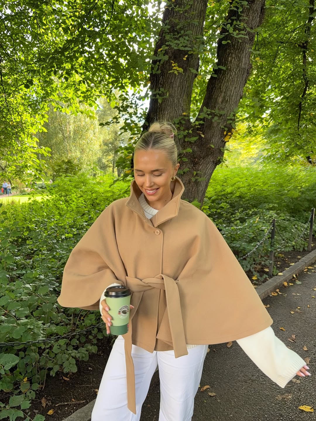 Arianne elegant cape-jakke med høy krage og belte