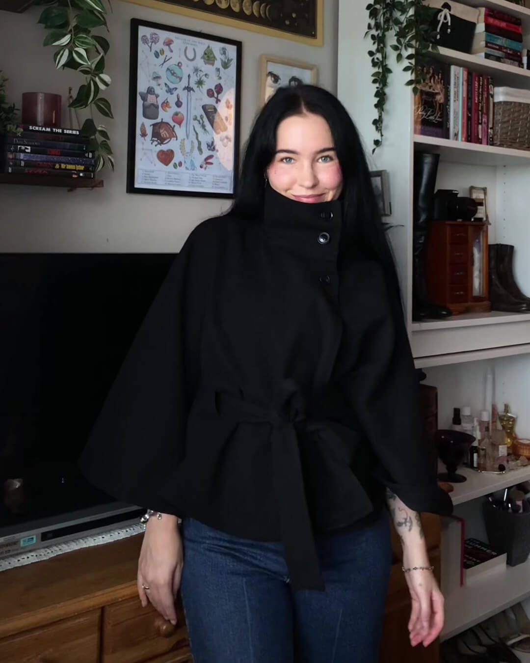 Arianne elegant cape-jakke med høy krage og belte