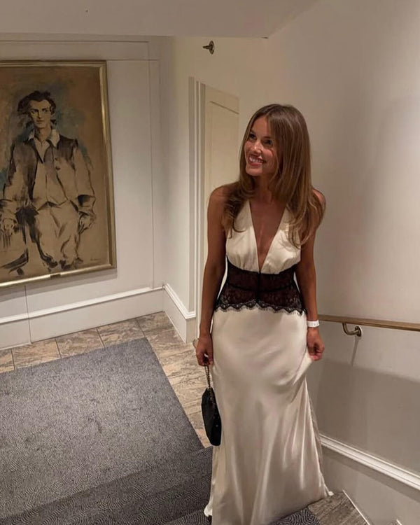 Astrid ryggløs satengkjole med blondedetalj i midjen