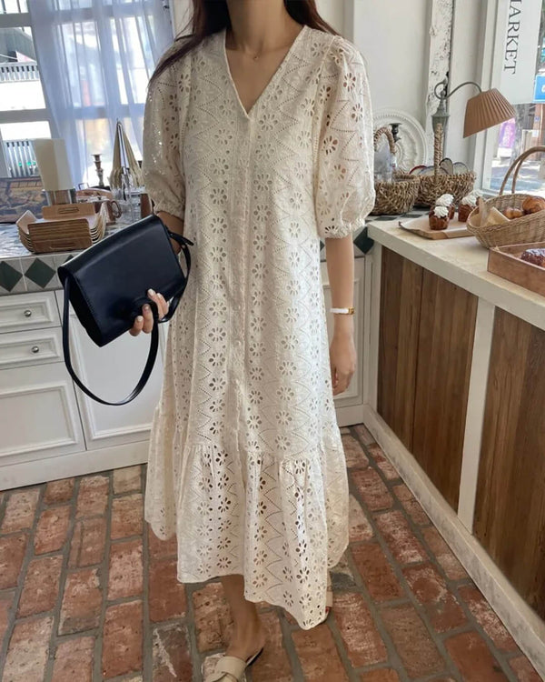 Ava maxikjole med V-hals og broderier