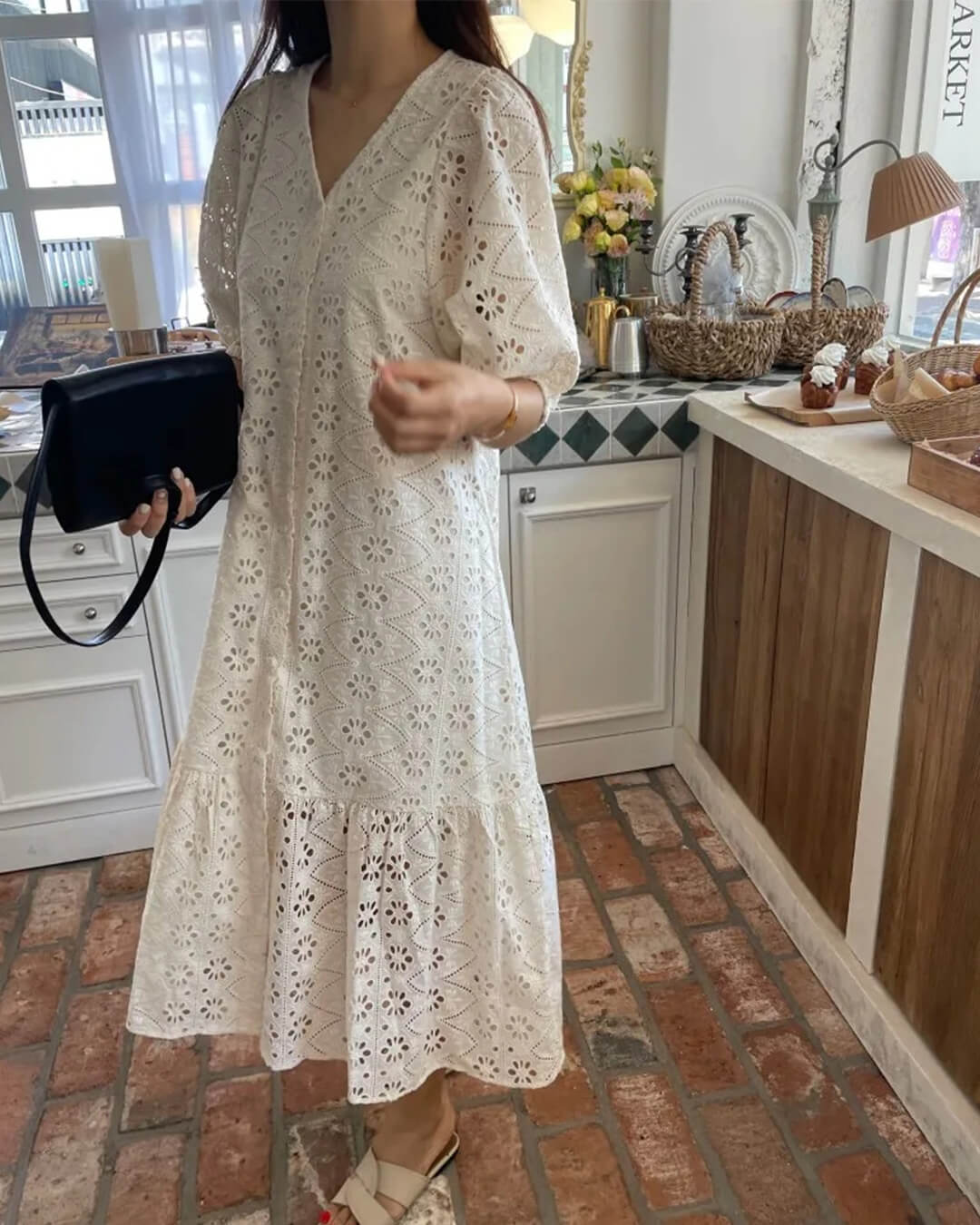 Ava maxikjole med V-hals og broderier