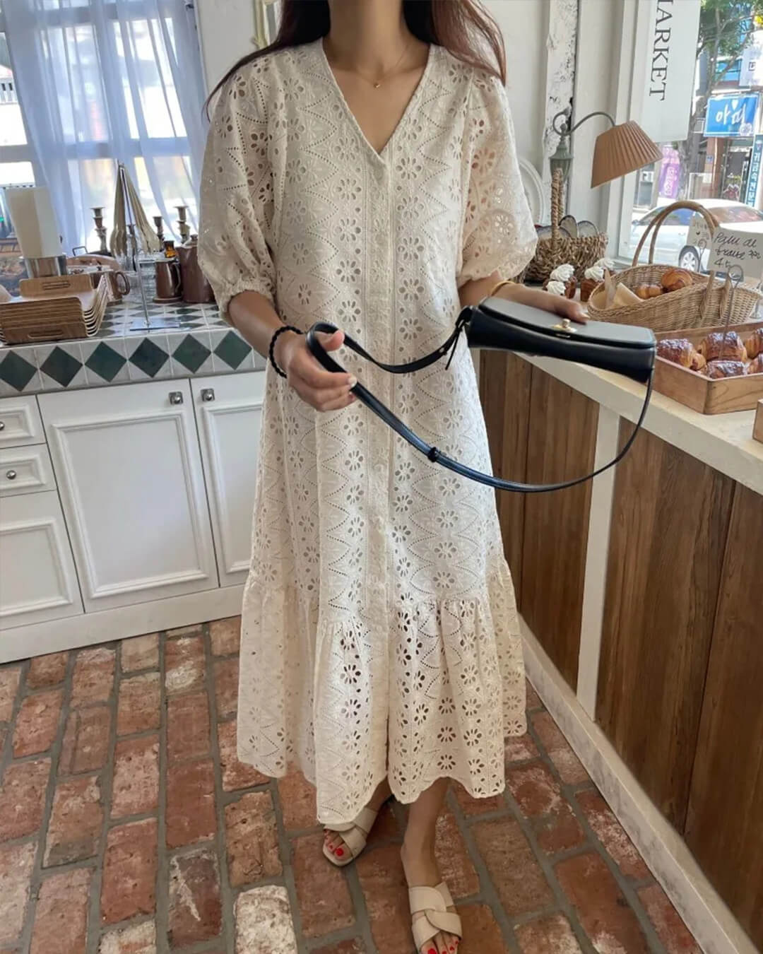 Ava maxikjole med V-hals og broderier
