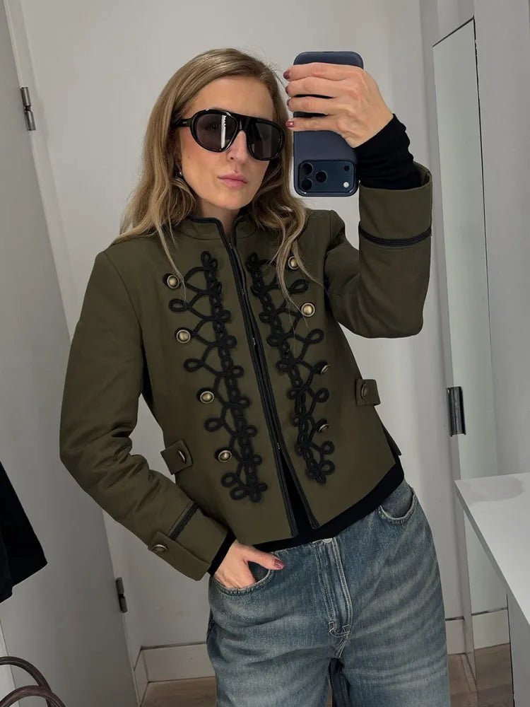 Napoleon-jakke med beltespenne og tauknute fra Becky