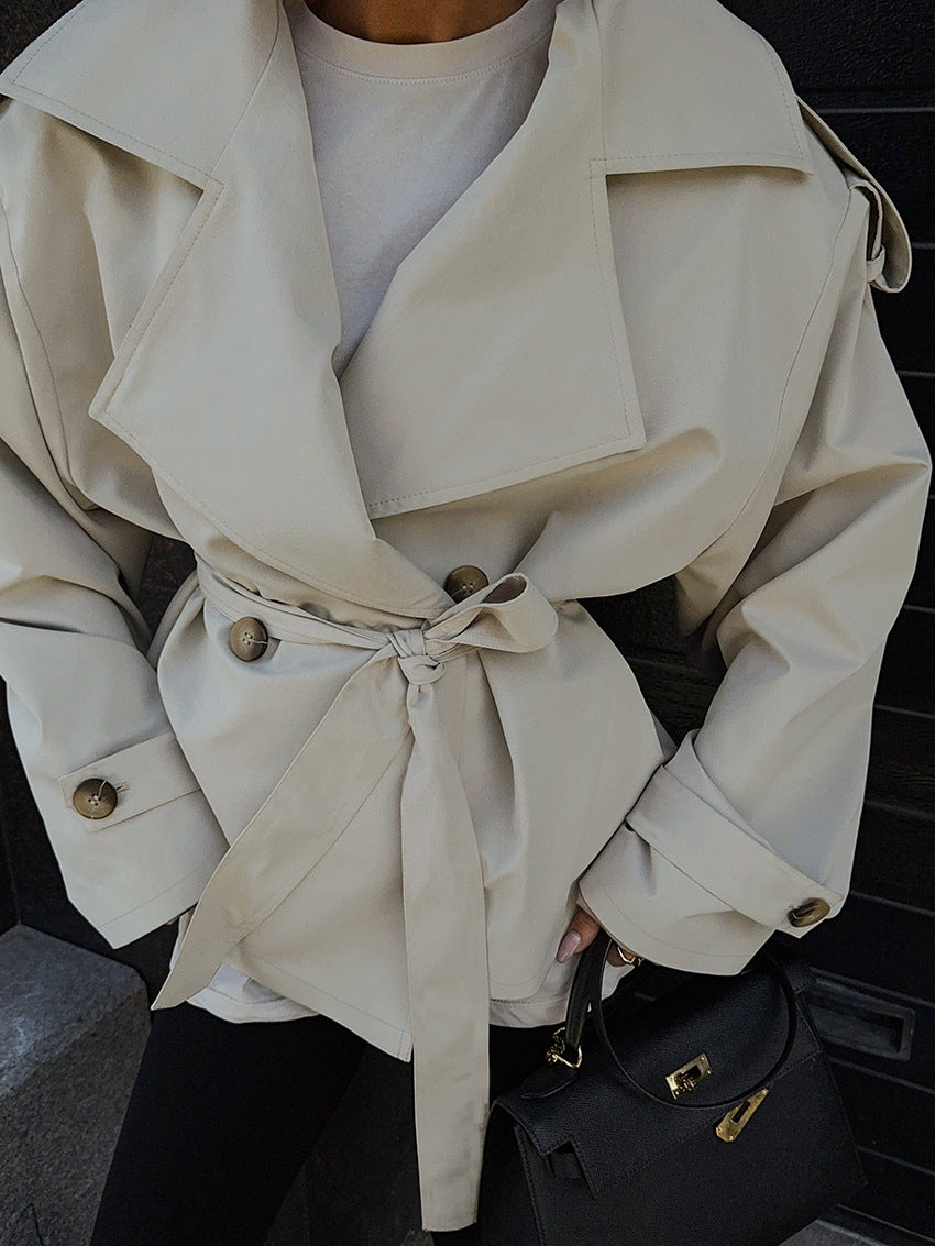 Hollis kort trenchcoat med belte