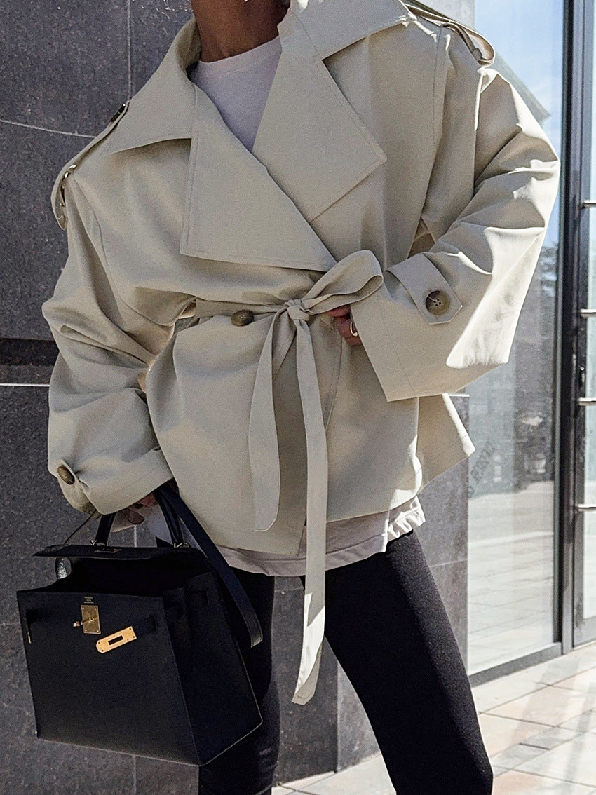 Hollis kort trenchcoat med belte