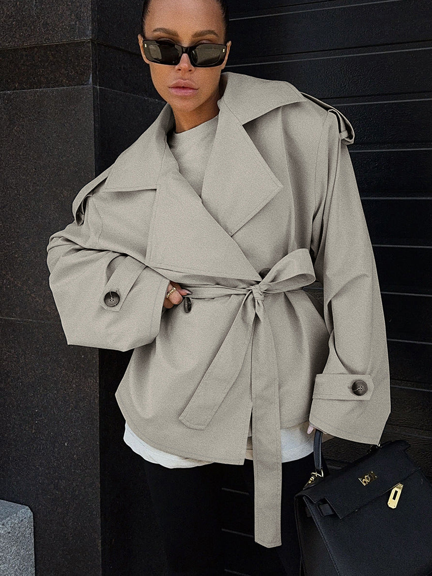 Hollis kort trenchcoat med belte