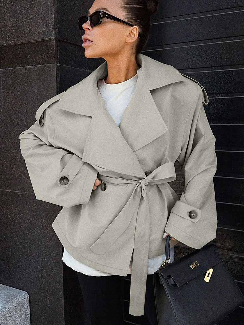 Hollis kort trenchcoat med belte