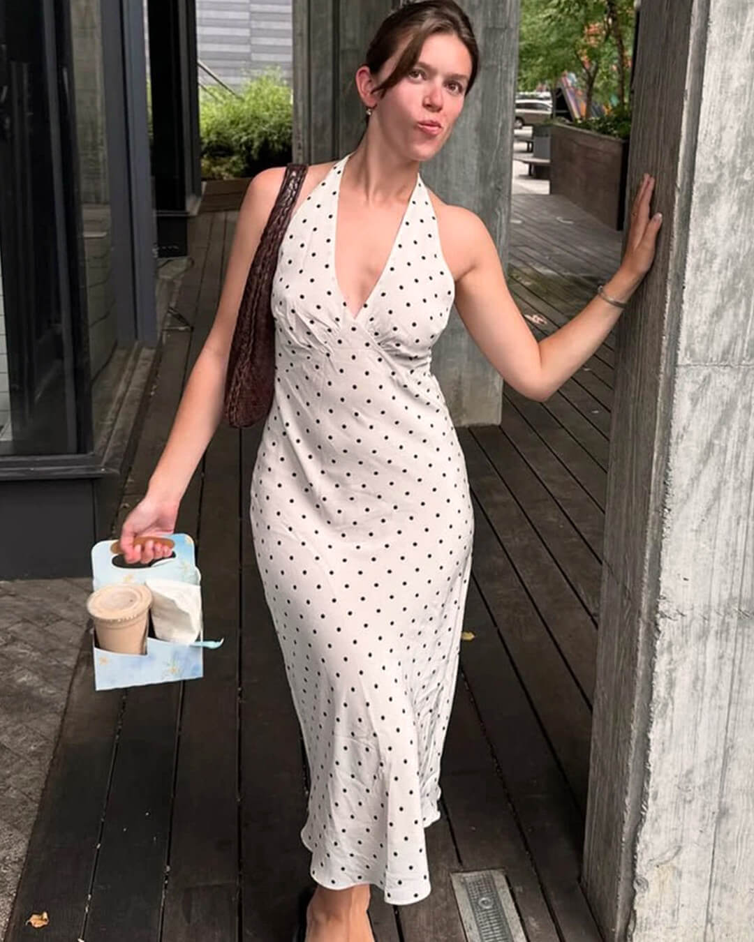 Bianca prikkete halterkjole med maxilengde