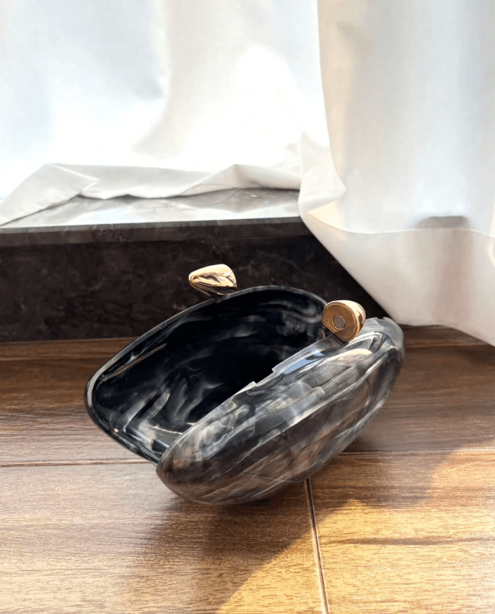 Bianca skjellformet akrylclutch til kvelden