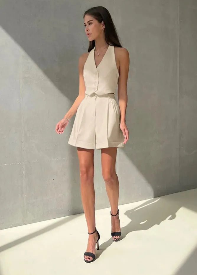 Bianca skreddersydd haltervest- og shortssett
