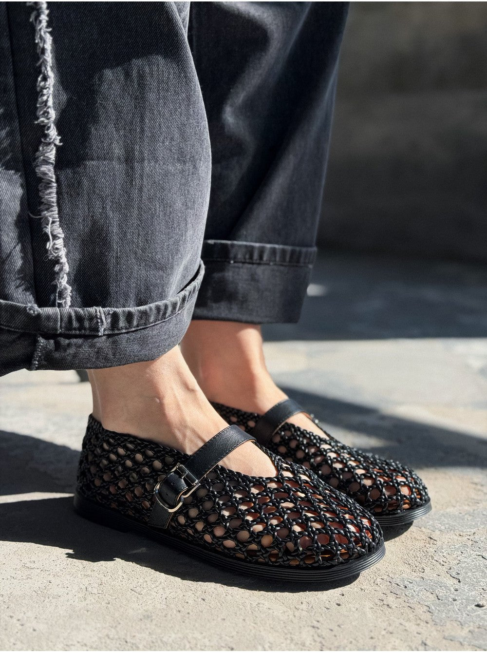 Bianca flate sandaler med vevd, åpen design