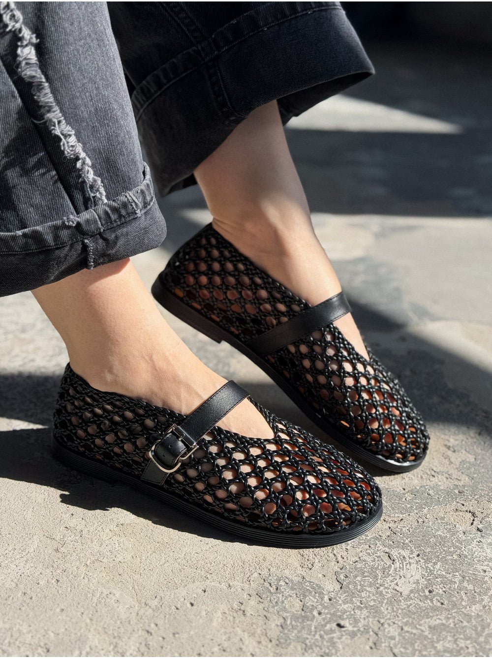 Bianca flate sandaler med vevd, åpen design