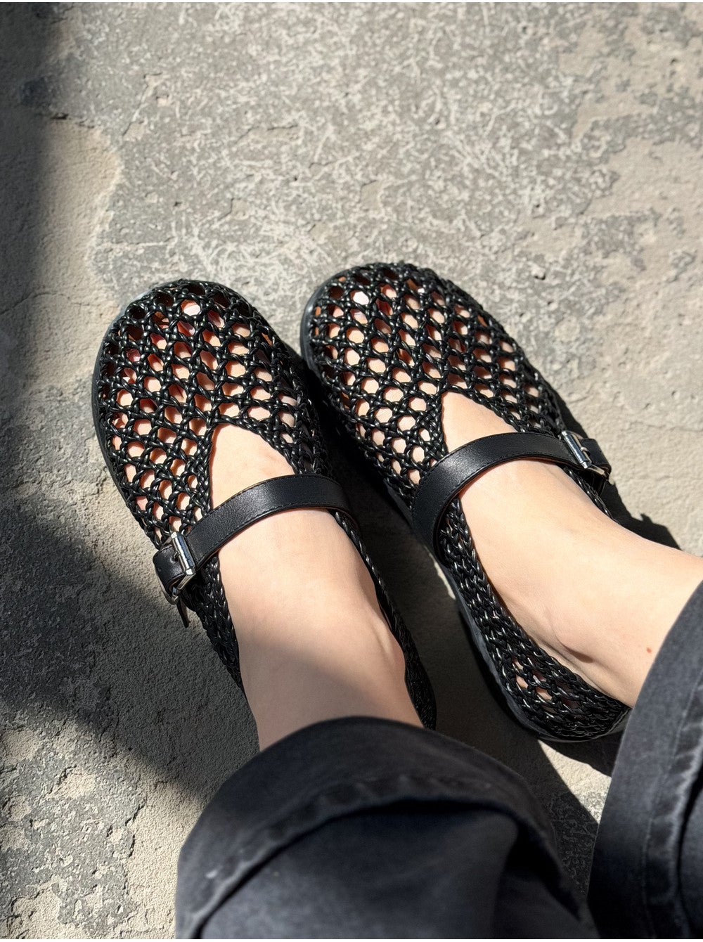 Bianca flate sandaler med vevd, åpen design