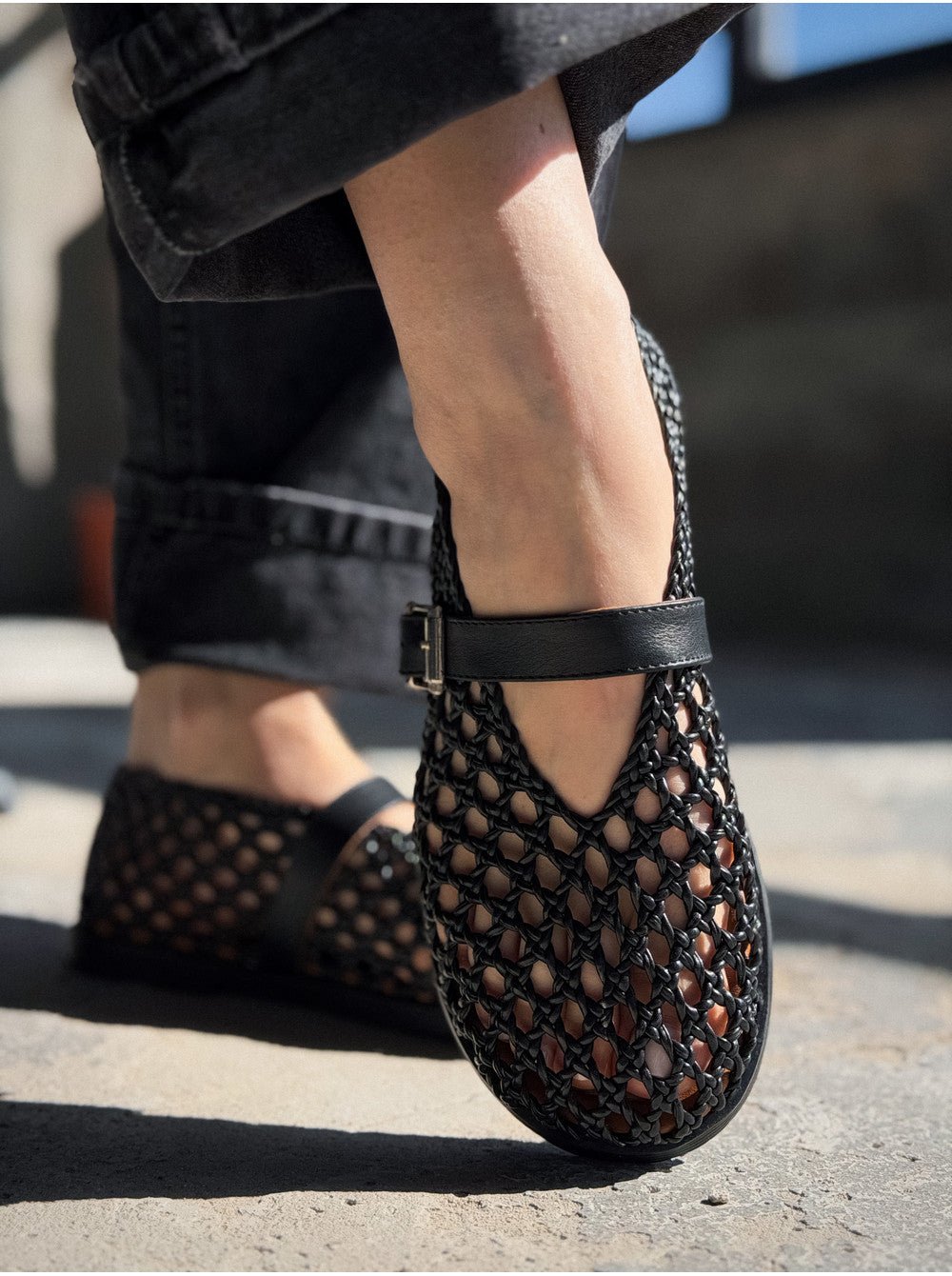 Bianca flate sandaler med vevd, åpen design