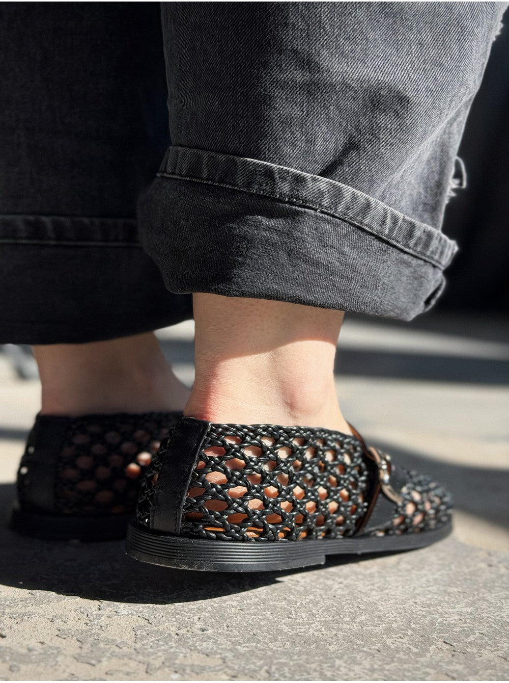 Bianca flate sandaler med vevd, åpen design