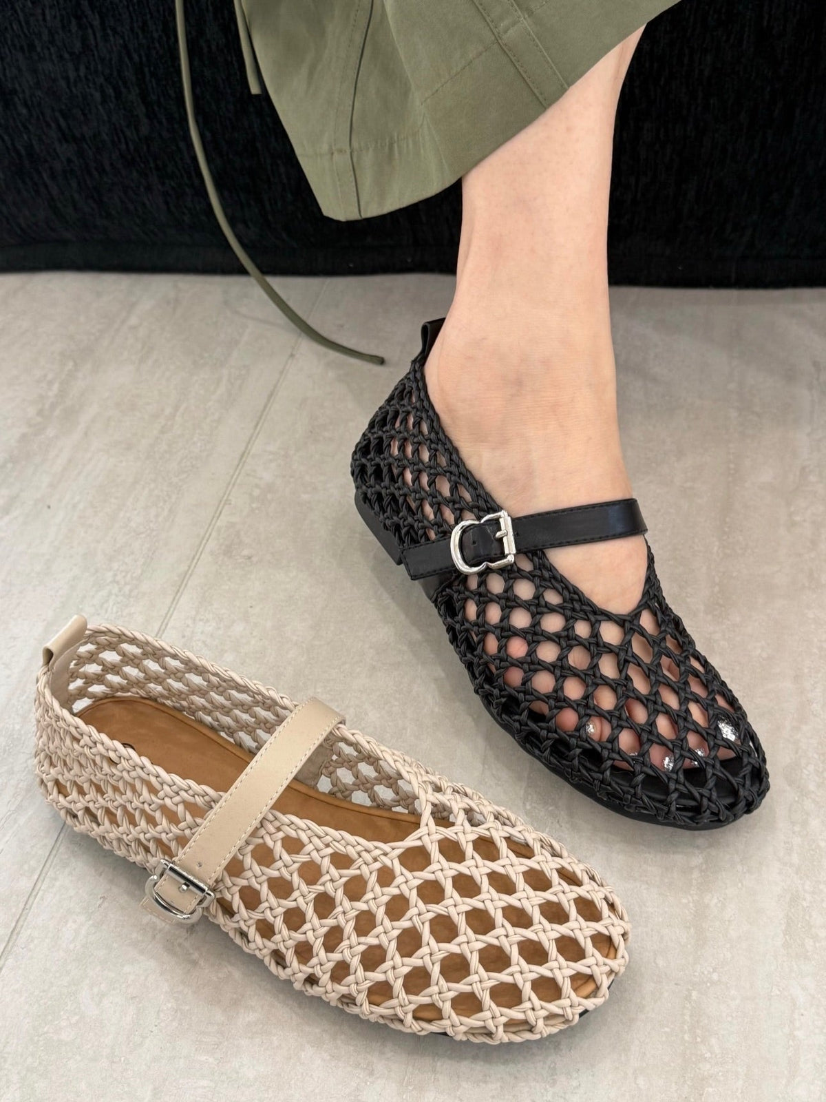 Bianca flate sandaler med vevd, åpen design