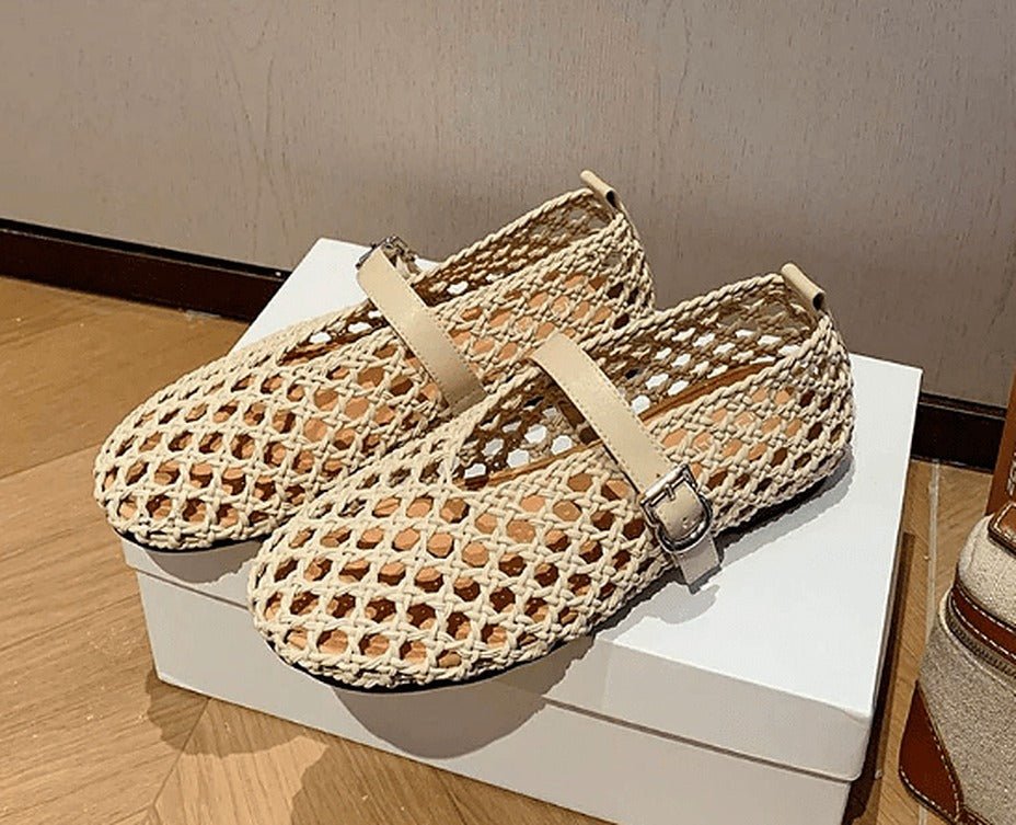 Bianca flate sandaler med vevd, åpen design