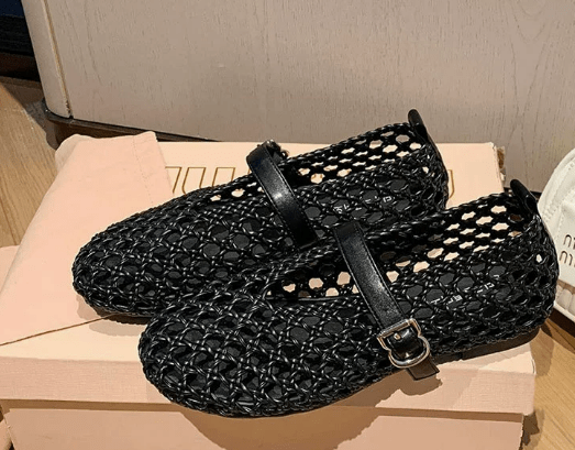 Bianca flate sandaler med vevd, åpen design