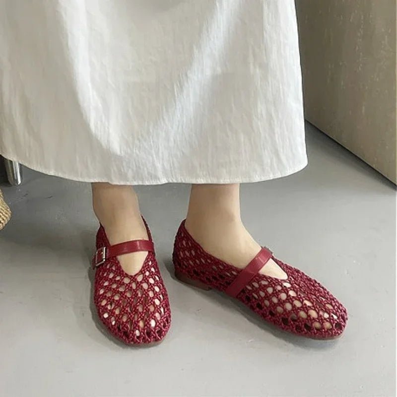 Bianca flate sandaler med vevd, åpen design