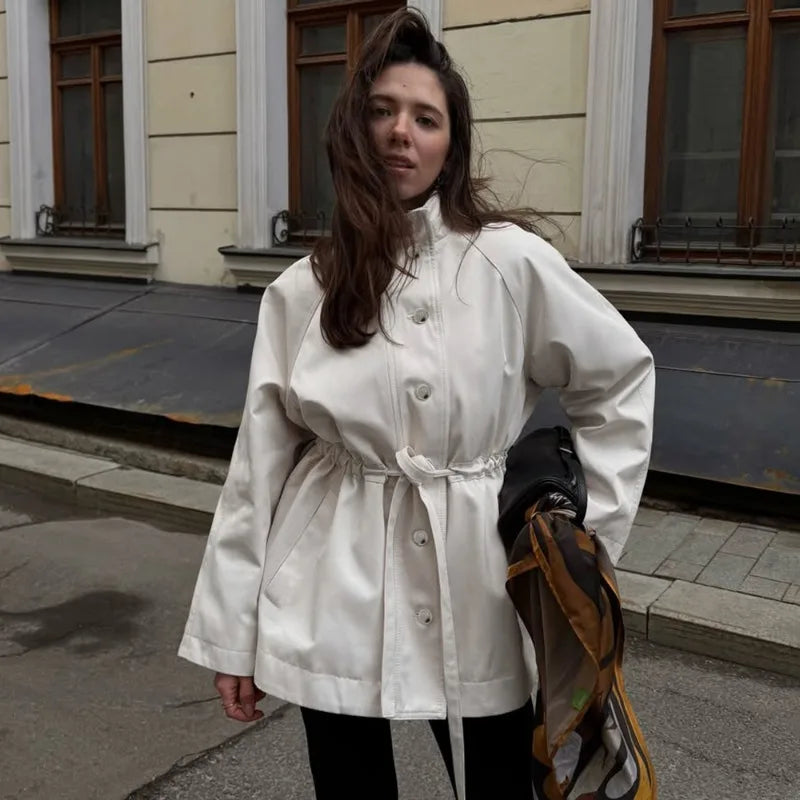 Mina jakke med ståkrage og knytebånd i livet