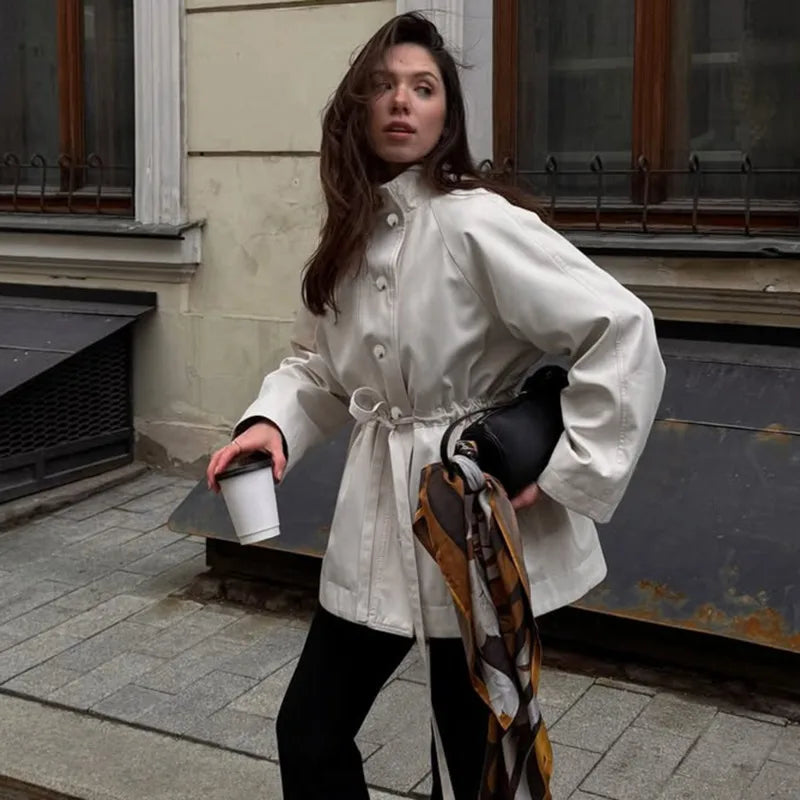 Mina jakke med ståkrage og knytebånd i livet