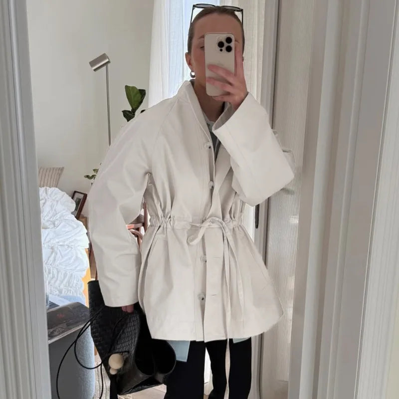 Mina jakke med ståkrage og knytebånd i livet