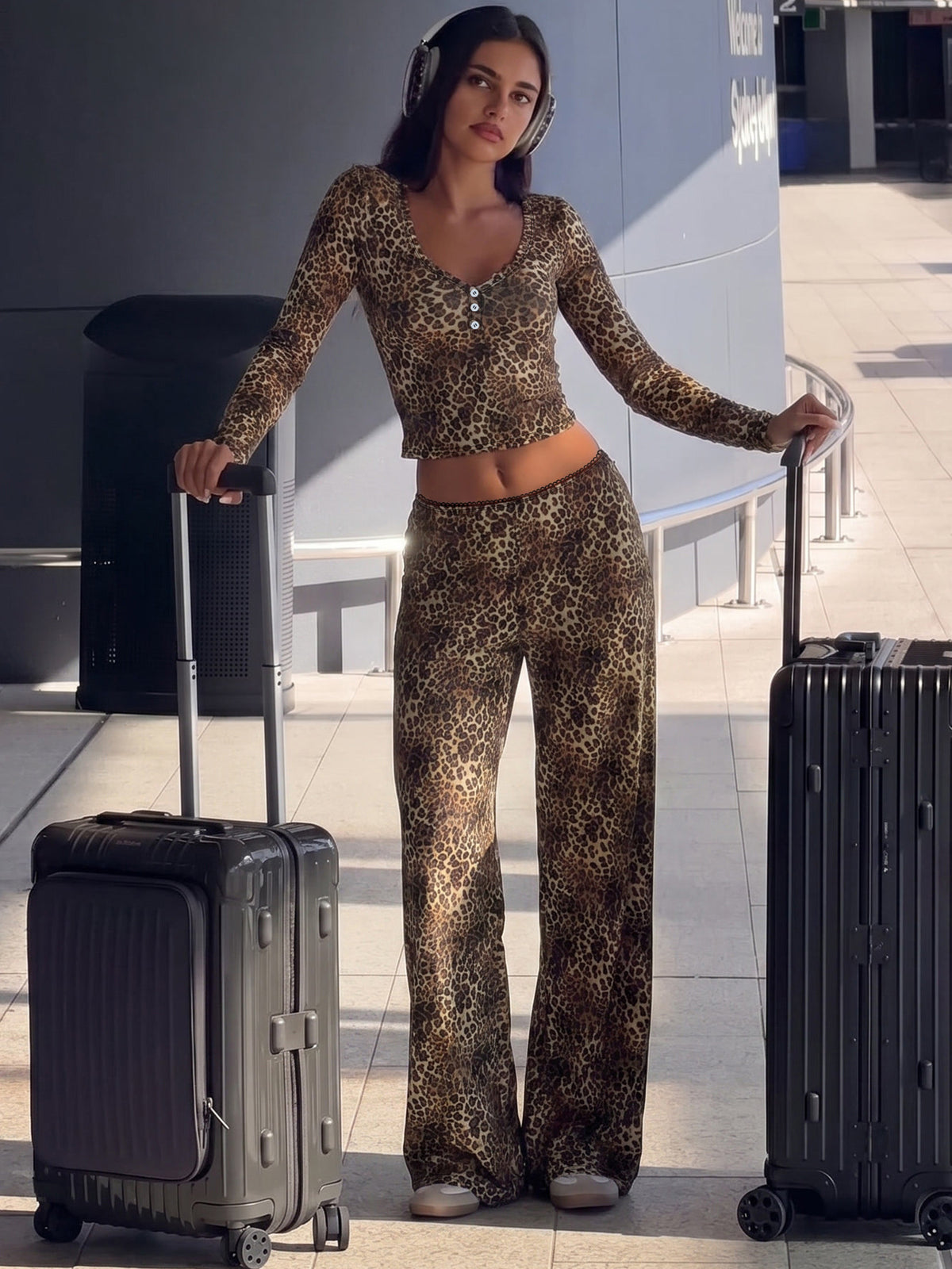 Jade sett med topp og bukse i leopardmønster