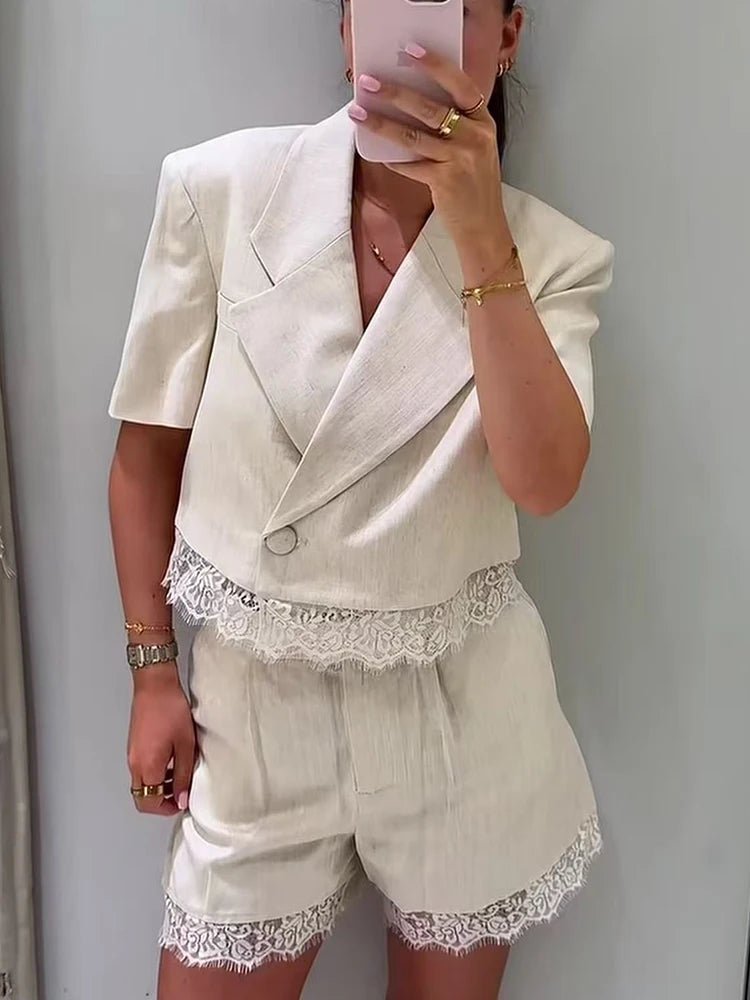 Celeste todelt shortsett med blondedetaljer