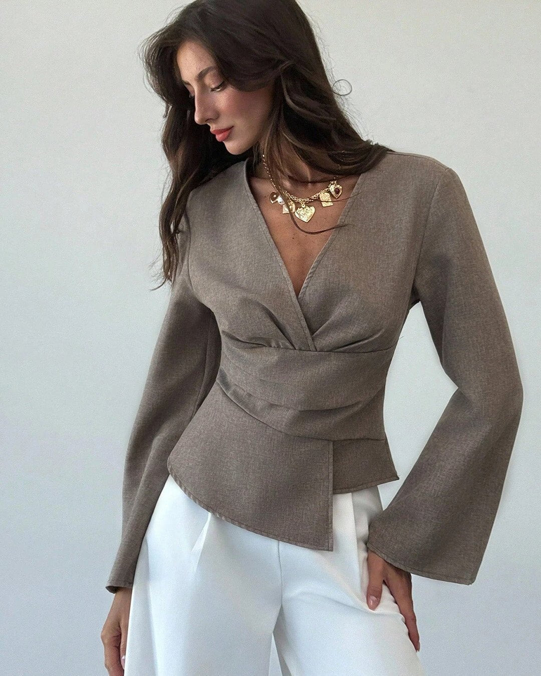 Chantelle bluse med asymmetriske ermer med volang