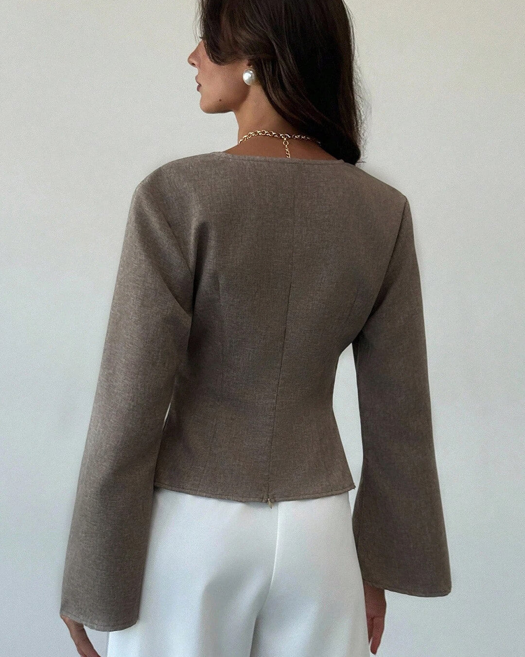 Chantelle bluse med asymmetriske ermer med volang