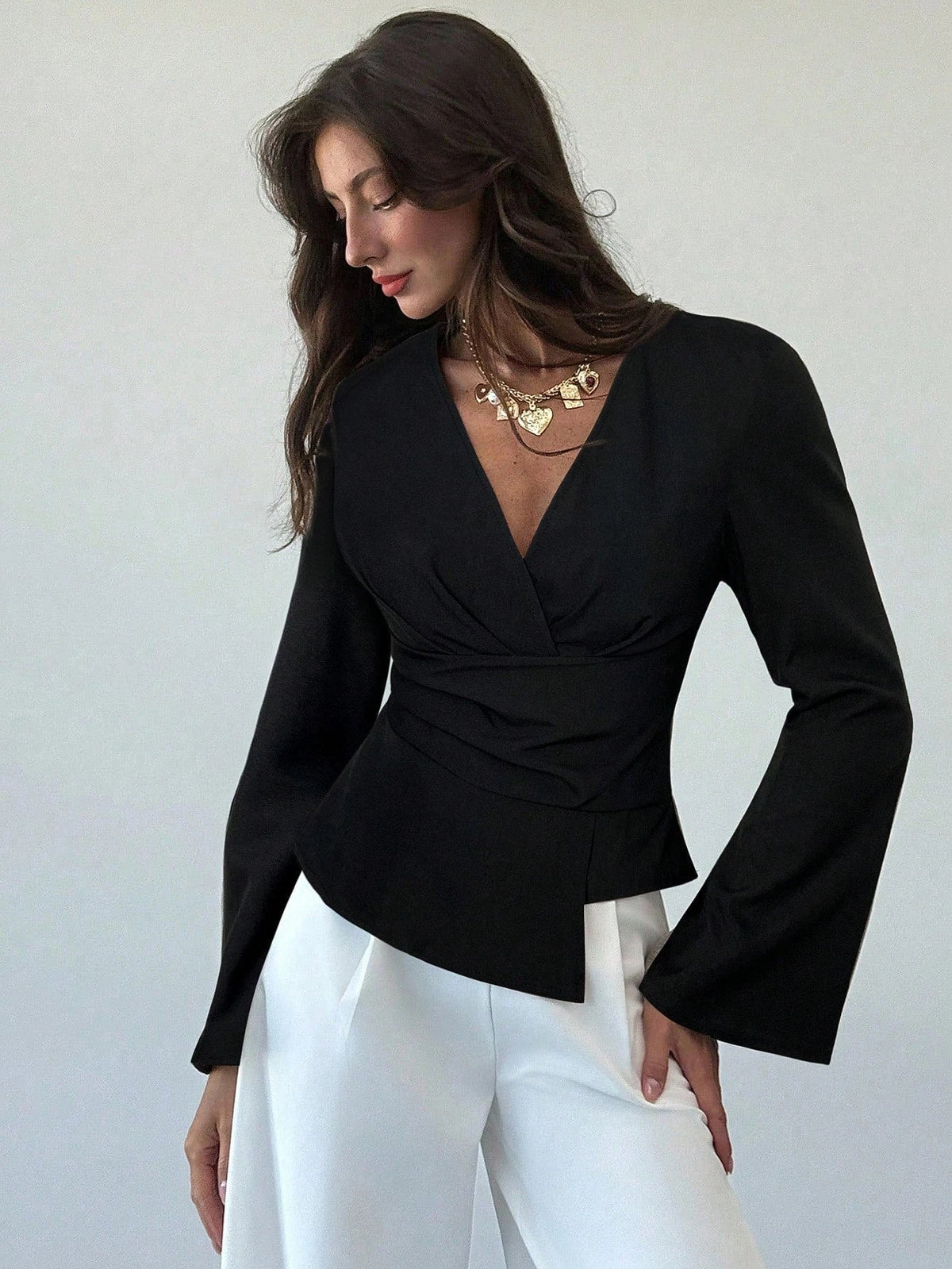 Chantelle bluse med asymmetriske ermer med volang