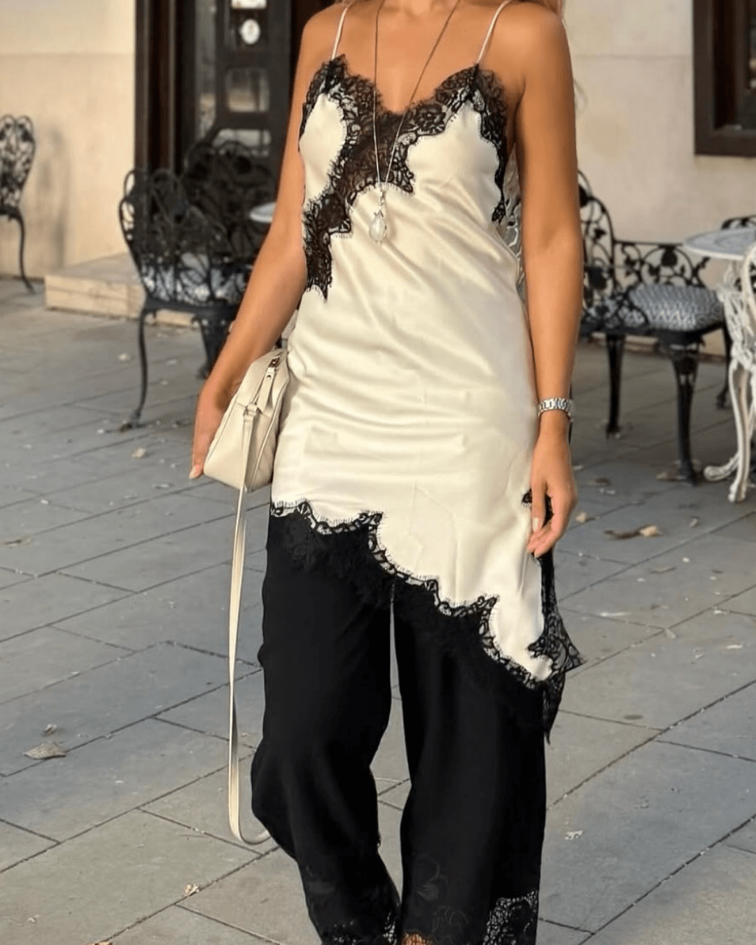 Chiara asymmetrisk midikjole i sateng med blonder