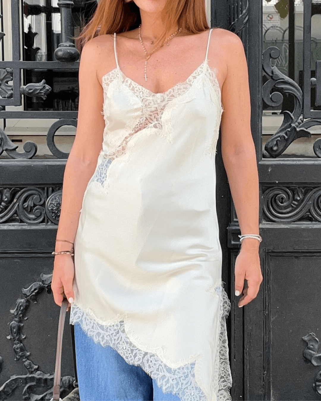 Chiara asymmetrisk midikjole i sateng med blonder
