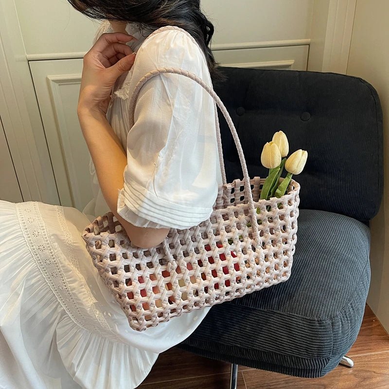 Claudia skulderveske i utskåret design
