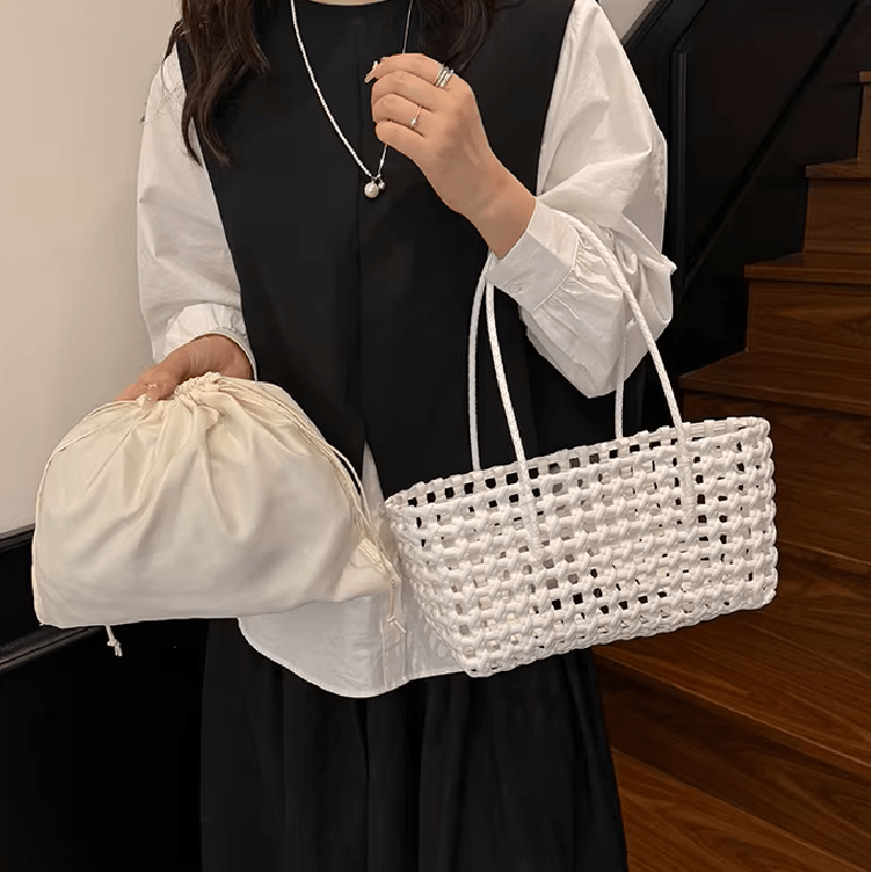 Claudia skulderveske i utskåret design